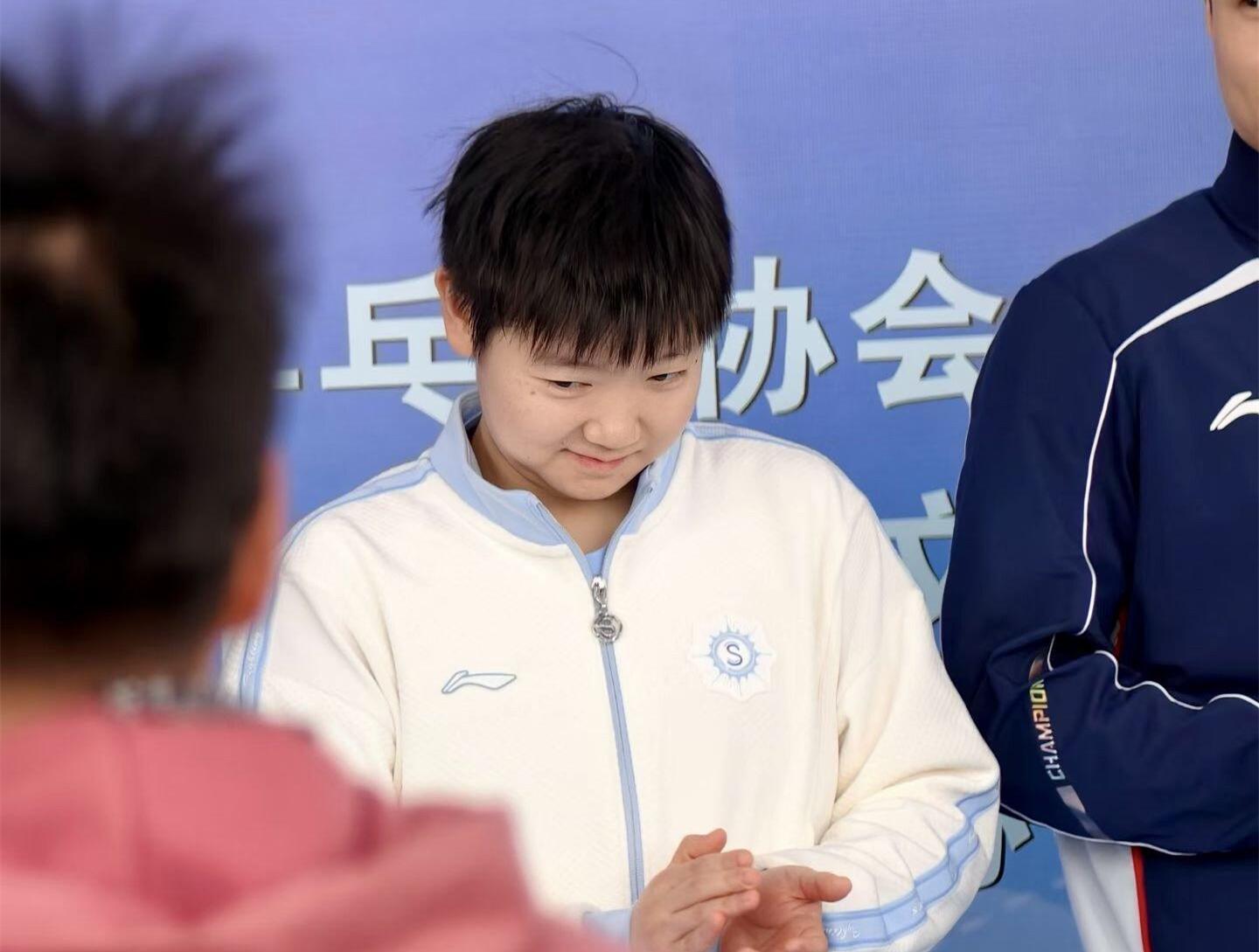 leyu-国乒亮相剑指亚洲杯！孙颖莎欢乐笑弯腰，王曼昱合影一脸严肃